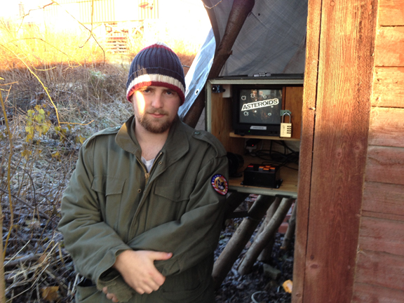 Svarta-Baskern (one of the COs) and the geocache.