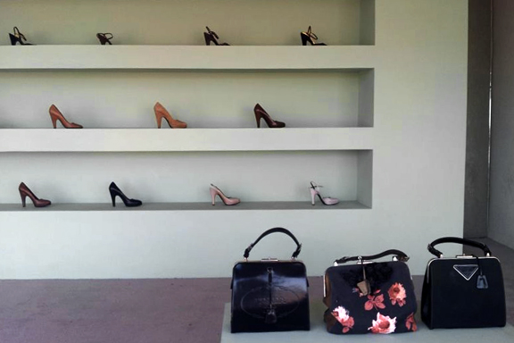 Those shoes and handbags are SO 2005. Photo by geocacher thenkengrene