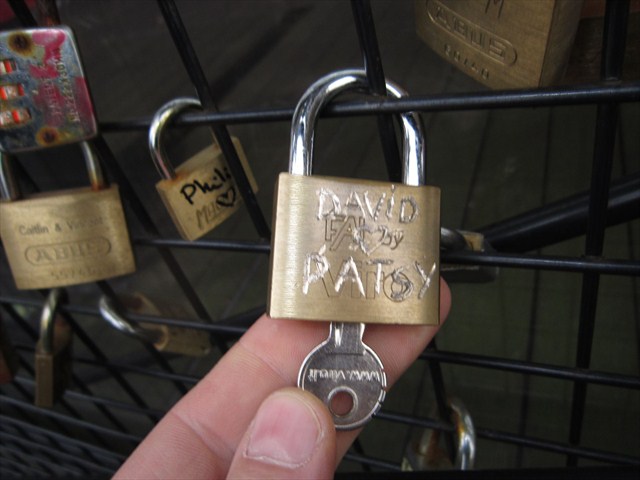 Two geocachers add their love to the gate. Photo by de donckertjes