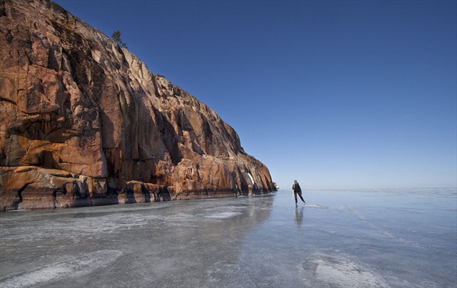 Nothing warms you up more than a skate and a find! Photo by geocacher Trang