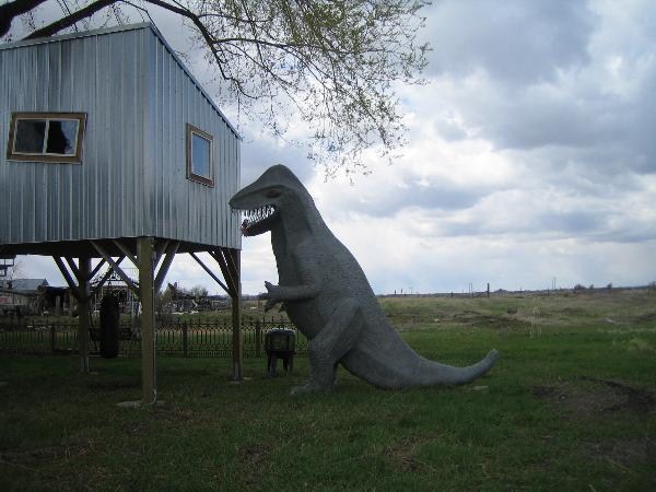 Meet the alien, but watch out for nearby dinosaurs. Photo by geocacher followingamelia