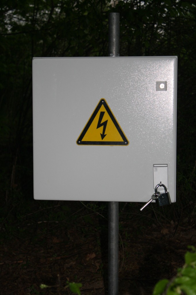 To the untrained eye, the geocache is just another random electrical box. Photo courtesy of Geoheimnisträger.