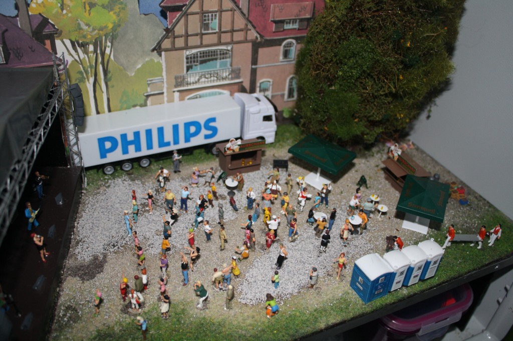 A bird's eye view of the show. Photo courtesy of Geoheimnisträger.