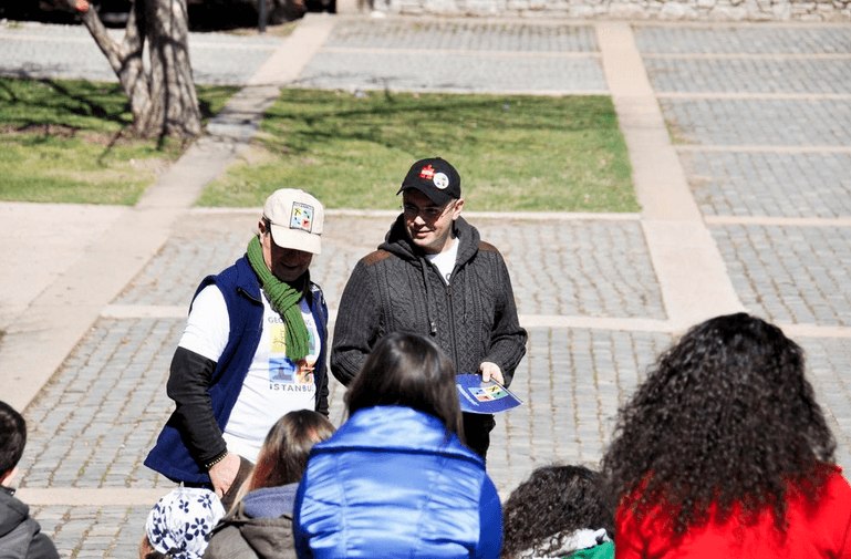 Presenting geocaching to university students