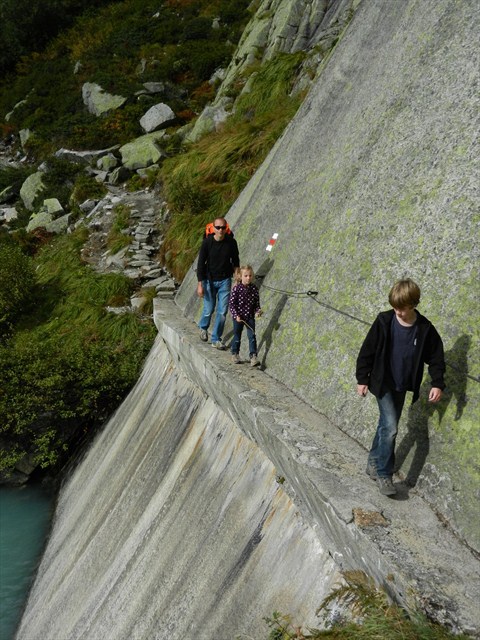 Quite the precarious hike. Watch your step! Photo by geocacher jokama