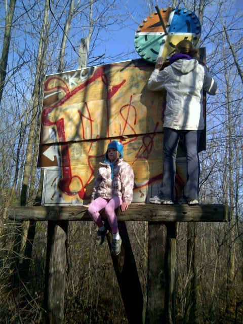 Two brave geocachers making the find. Photo by geocacher Superkatze