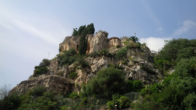 The caves from the outside. Photo by geocacher Organisator 