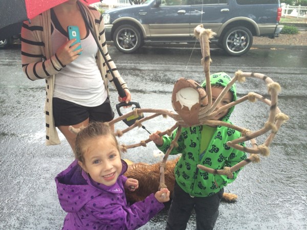 Two brave geocachers with the spider. Photo by oceansurf182