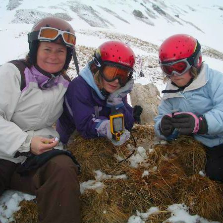 Yvonne and kids finding the geocache GC4D10.