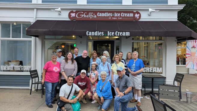 Des géocacheurs du Massachusetts se sont retrouvés dans un magasin de glaces pour The Jetson's : « Cosmic Quest » Fueling Station # 3 (GCATRJZ) et ont aidé à remplir le réservoir du vaisseau spatial de nos amis.